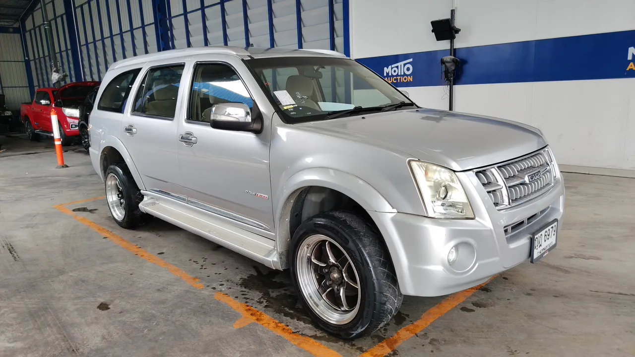 2011 Isuzu MU-7 – Front