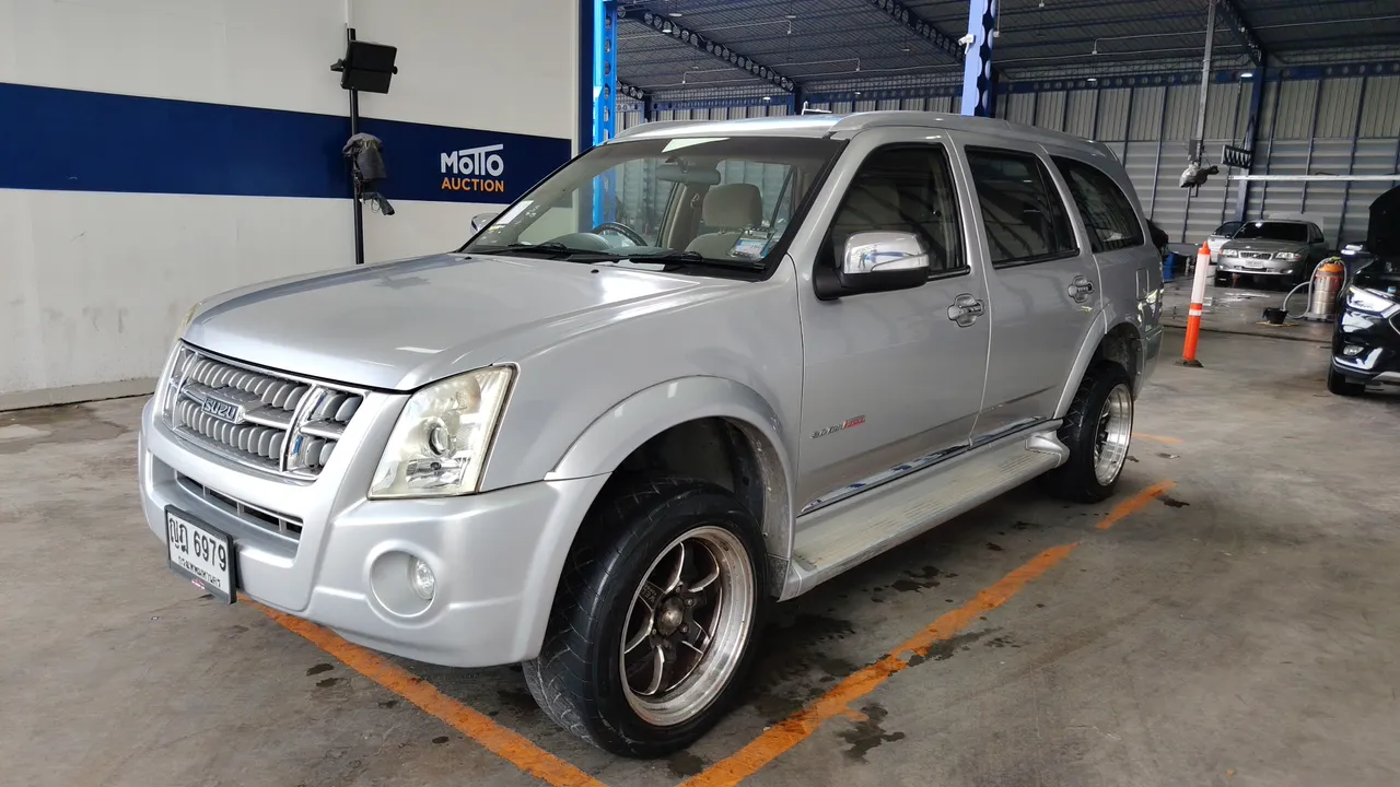 2011 Isuzu MU-7 – Front