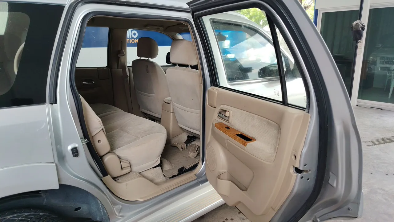2011 Isuzu MU-7 – Back