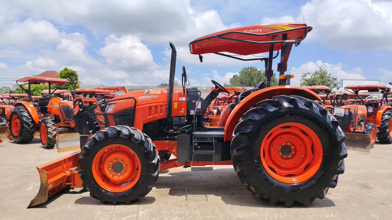 2025 Kubota M8808 – Exterior