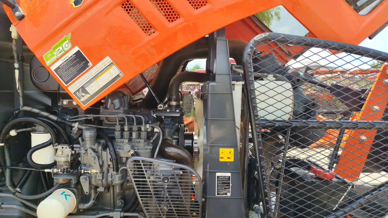 2025 Kubota M8808 – Exterior