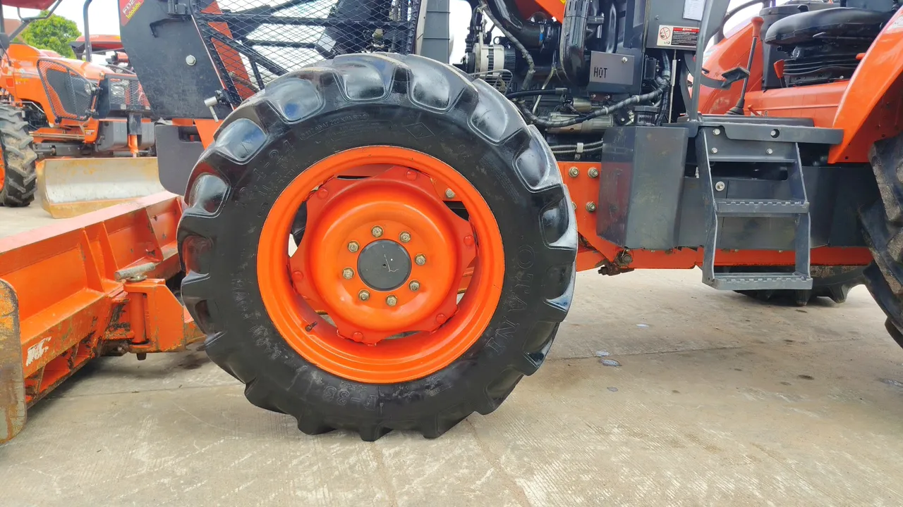 2025 Kubota M8808 – Exterior