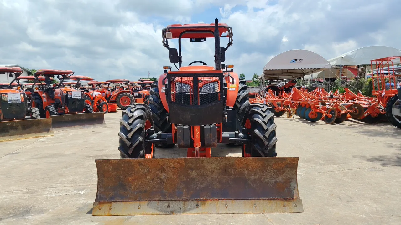2025 Kubota M8808 – Exterior