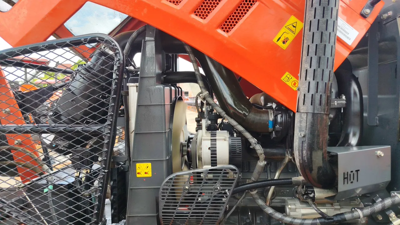 2025 Kubota M8808 – Exterior