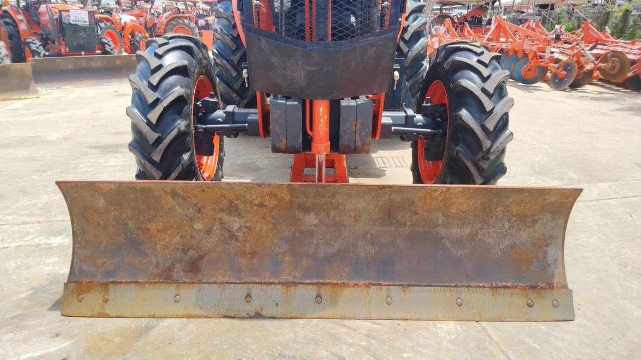 2025 Kubota M8808 – Exterior