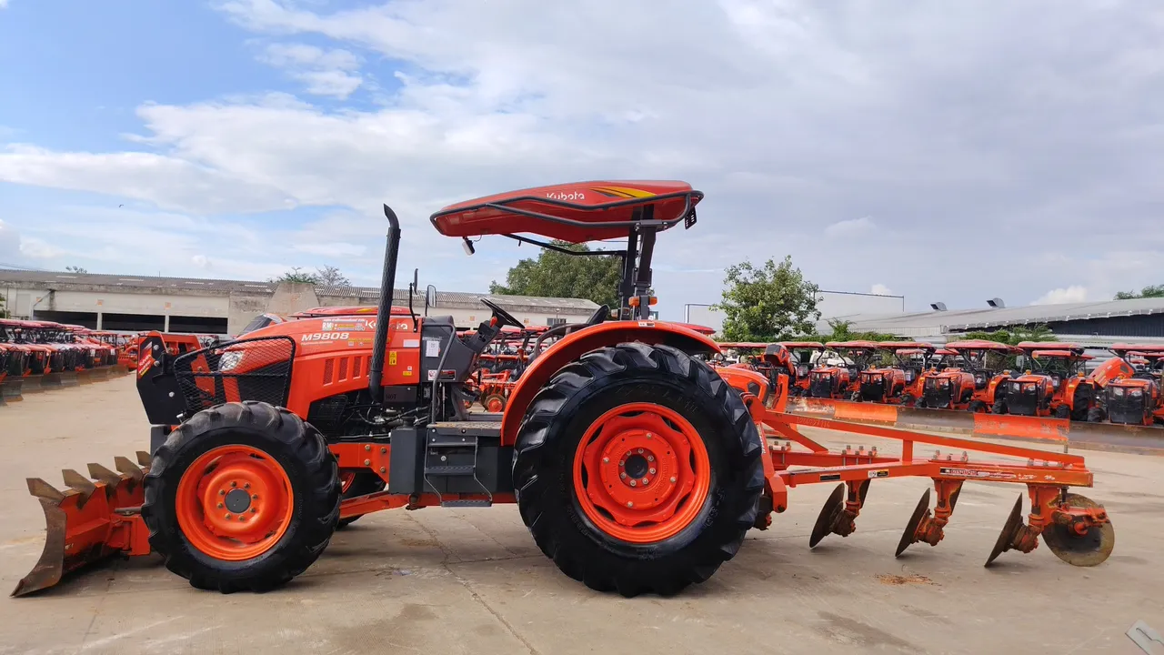 2020 Kubota M9808 – Exterior