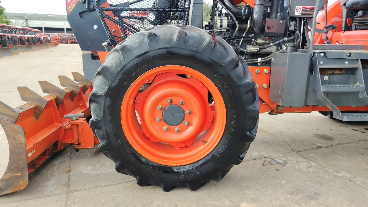 2020 Kubota M9808 – Exterior