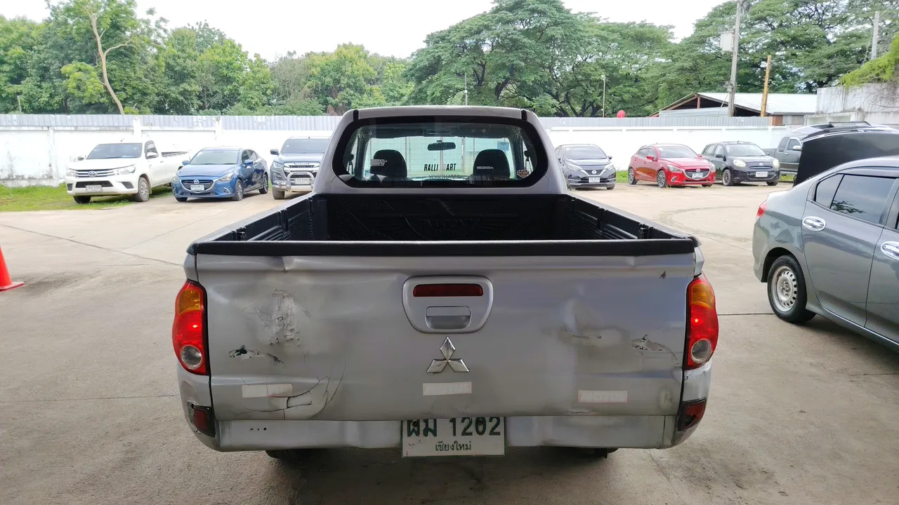 2011 Mitsubishi Triton – Back