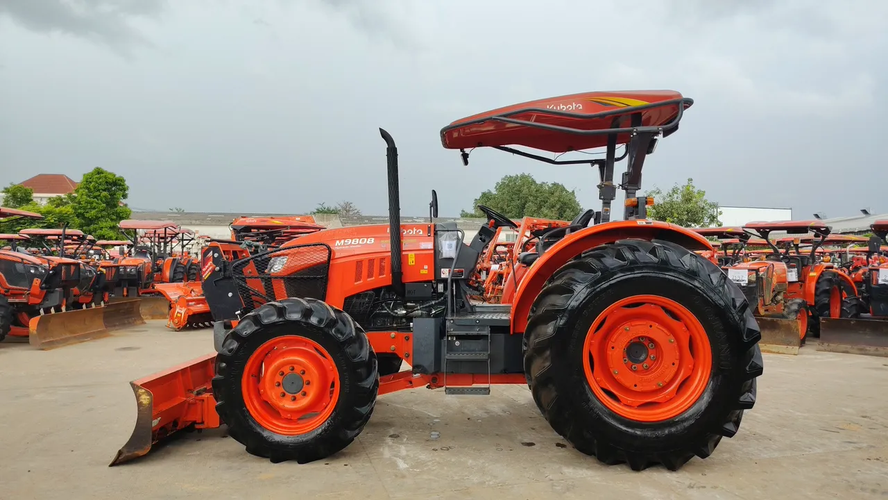 2023 Kubota M9808 – Exterior