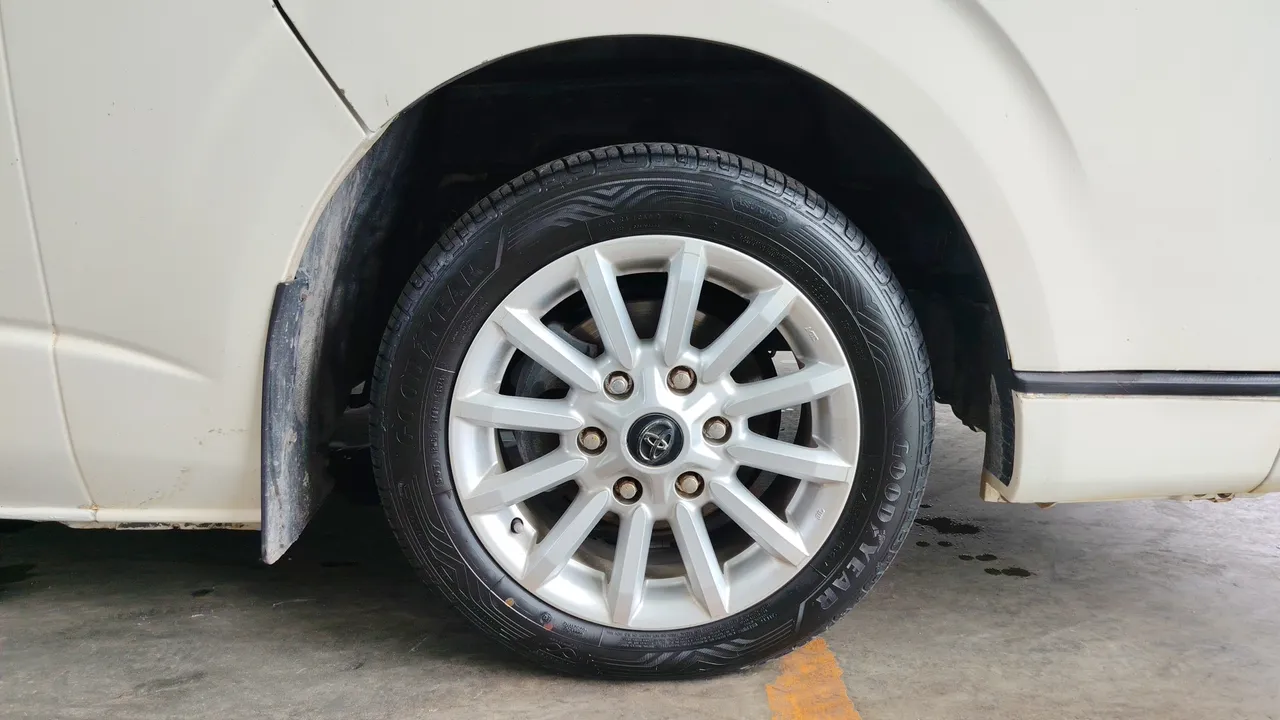 2012 Toyota Commuter – Exterior
