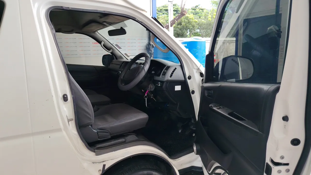 2012 Toyota Commuter – Exterior