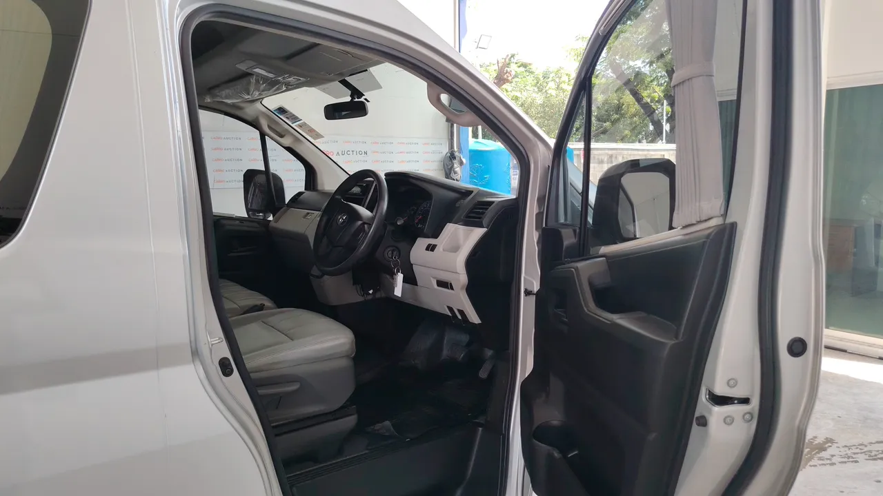 2021 Toyota Commuter – Exterior