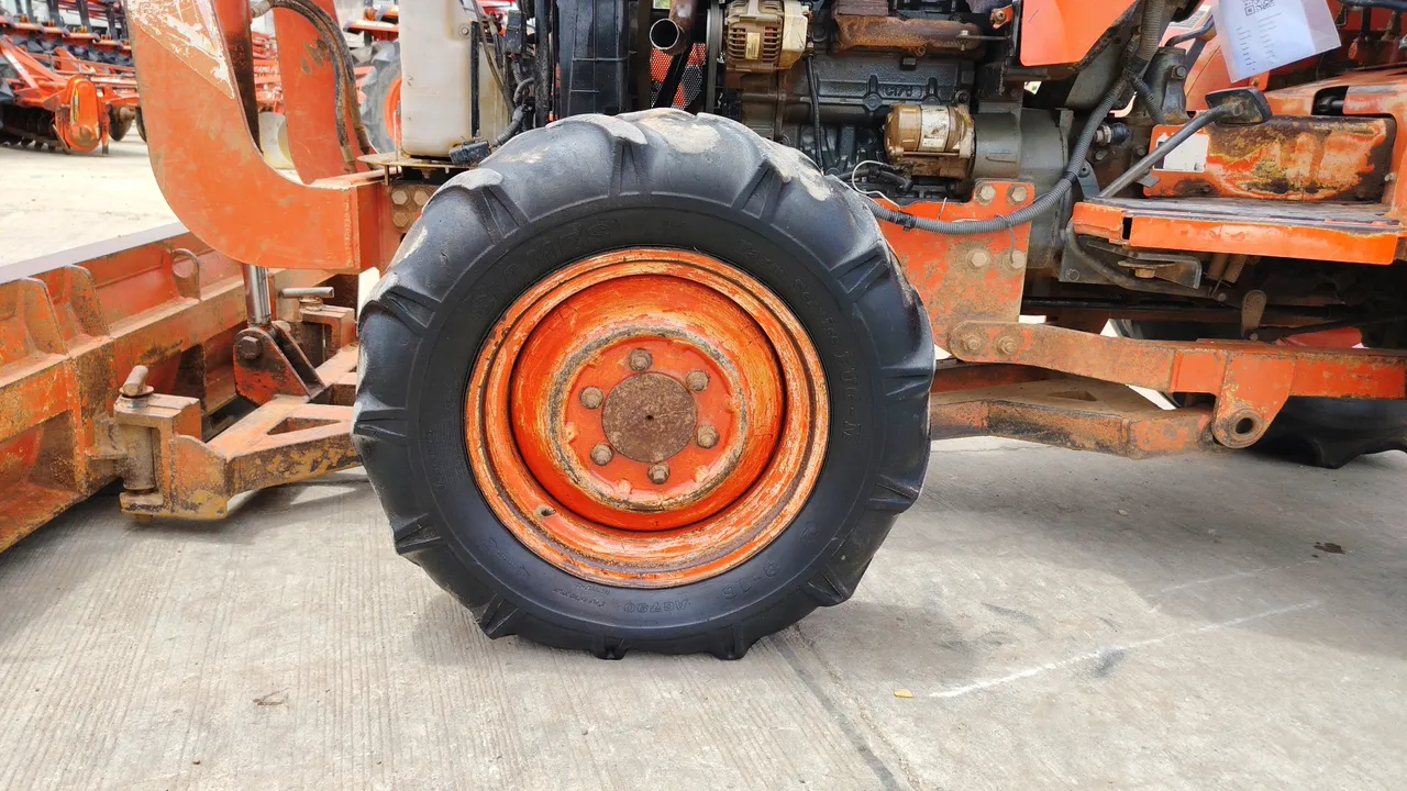 2010 Kubota L3608 – Wheel
