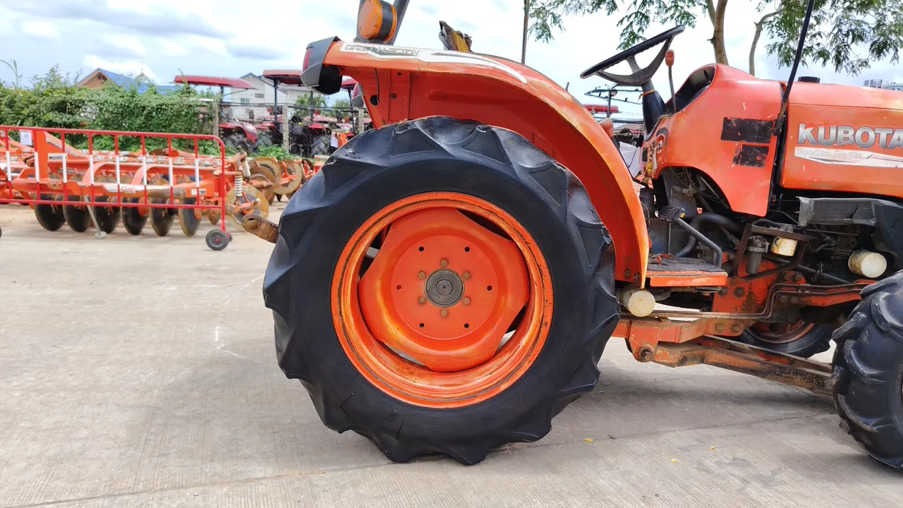 2010 Kubota L3608 – Wheel
