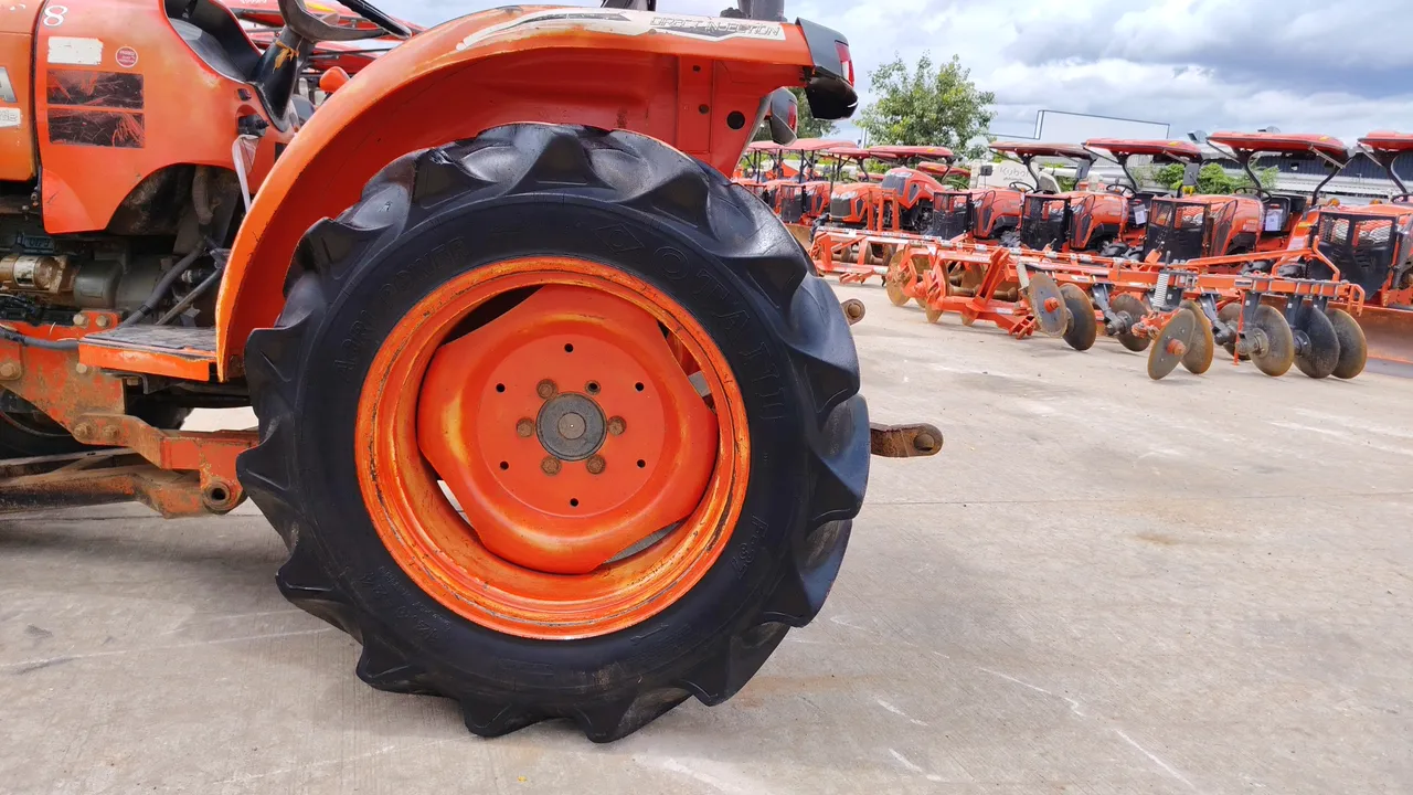 2010 Kubota L3608 – Wheel