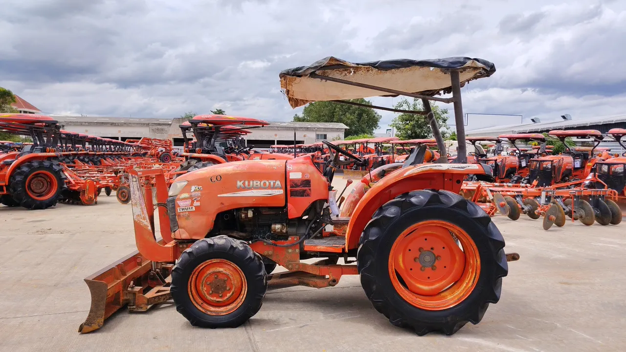 2010 Kubota L3608 – Side