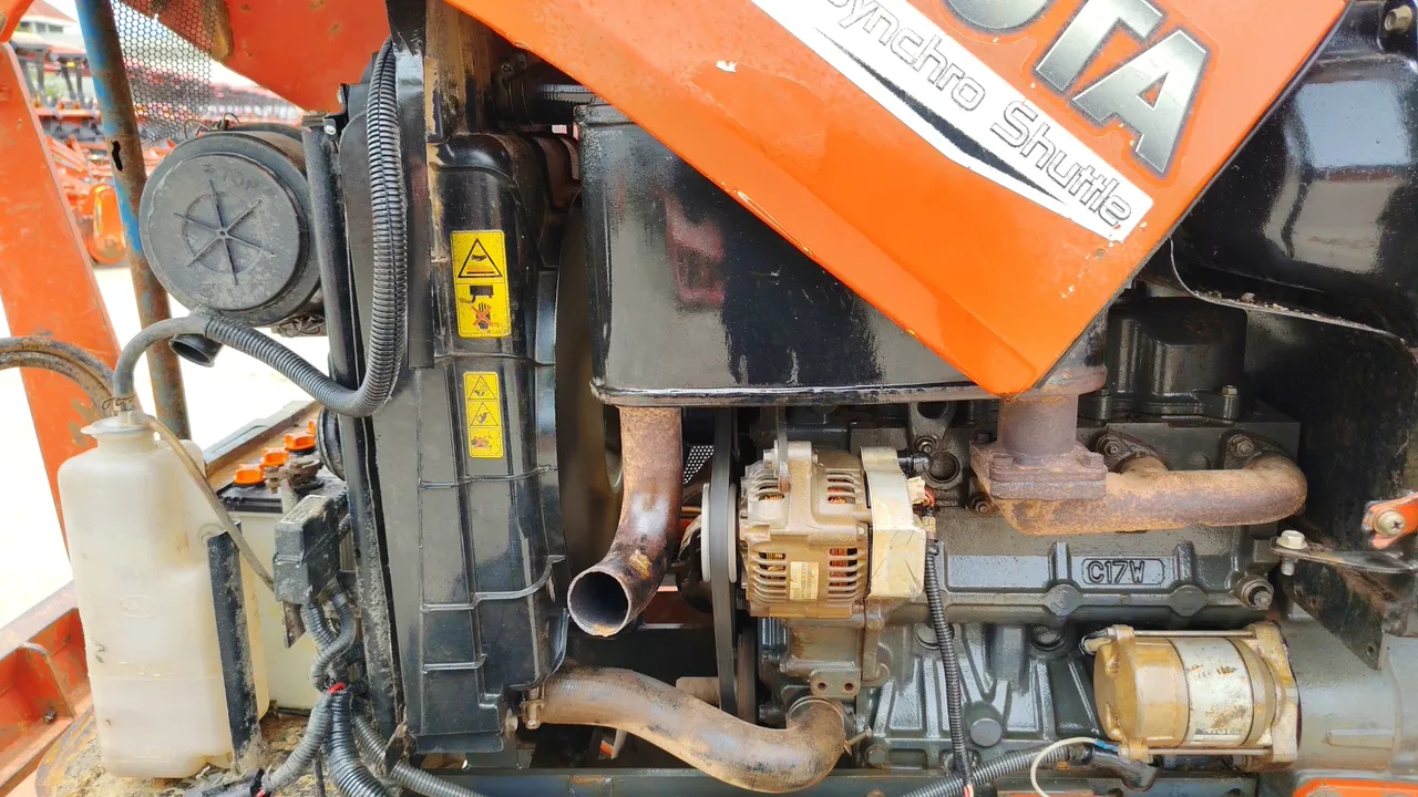 2010 Kubota L3608 – Engine