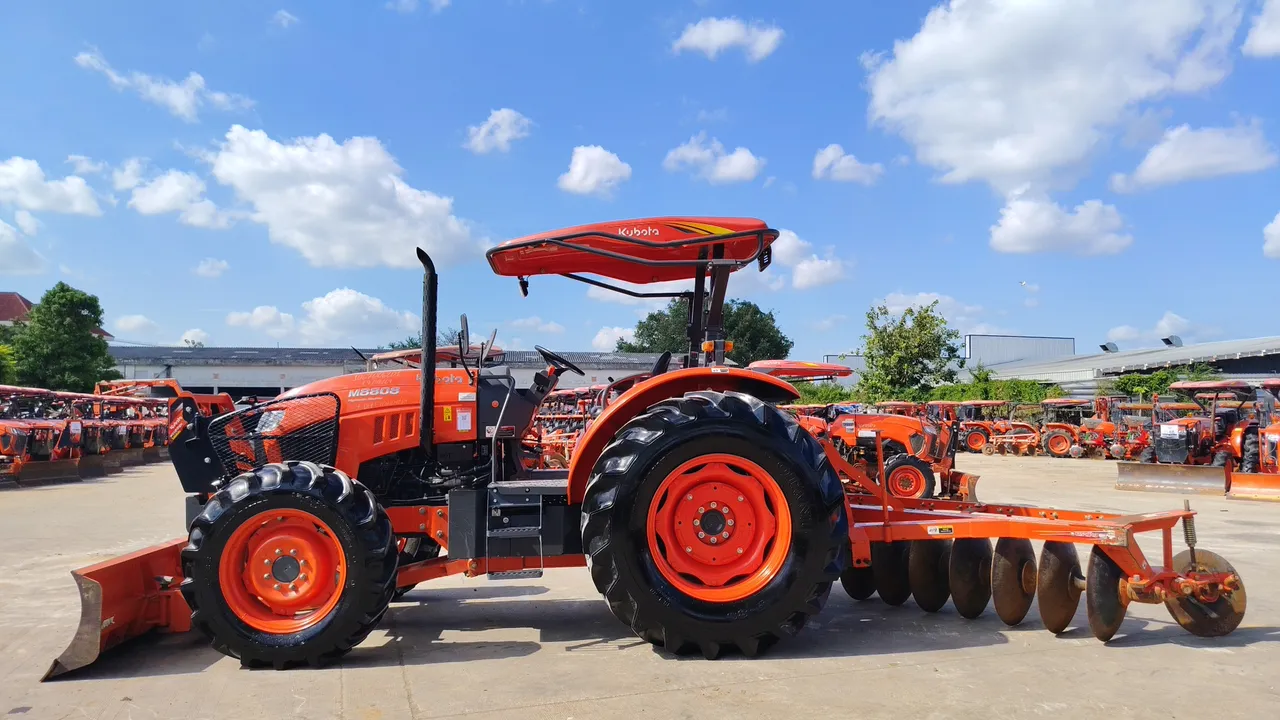 2024 Kubota M8808 – Exterior