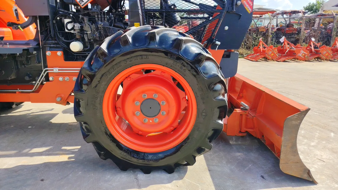 2024 Kubota M8808 – Exterior