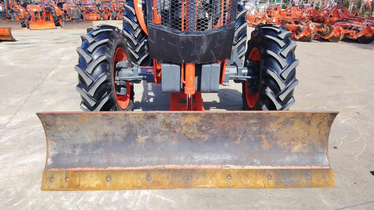 2024 Kubota M8808 – Exterior
