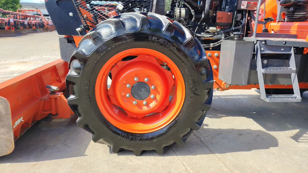 2024 Kubota M8808 – Exterior