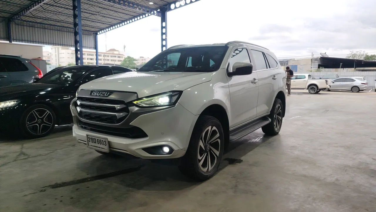 2022 Isuzu MU-X – Exterior