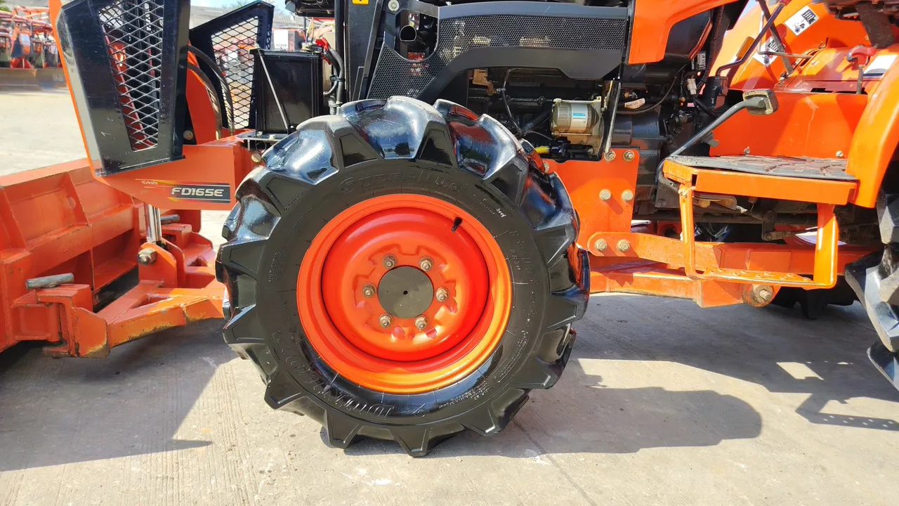 2016 Kubota L4028 – Exterior
