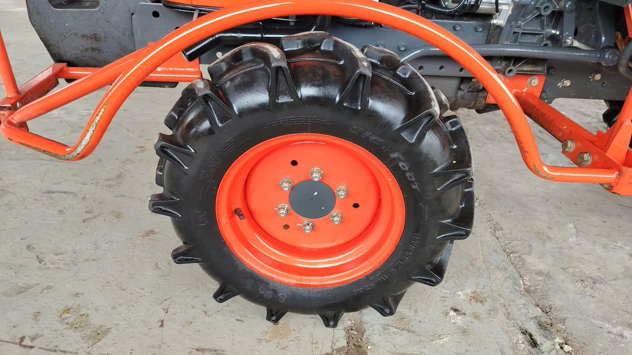 2024 Kubota B2740S-B – Wheel