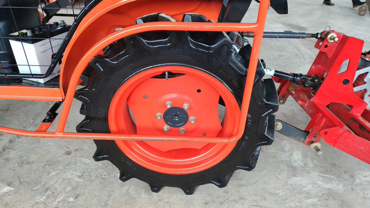 2024 Kubota B2740S-B – Wheel