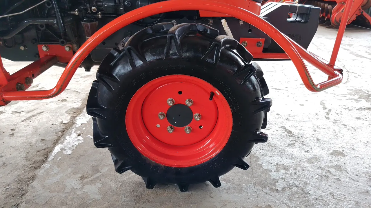 2024 Kubota B2740S-B – Wheel