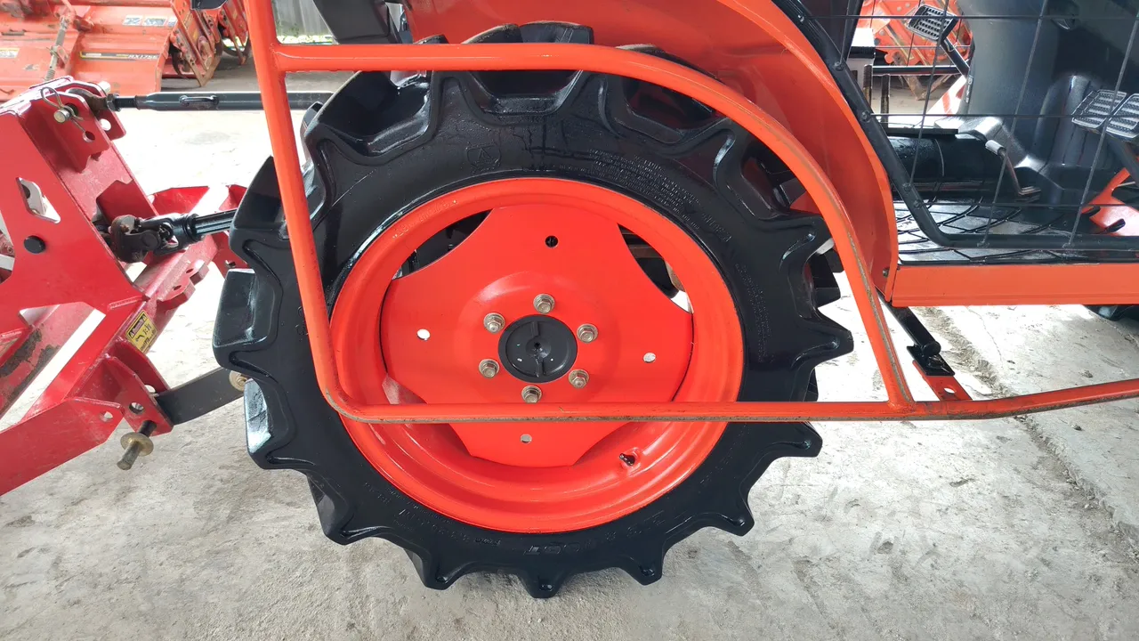 2024 Kubota B2740S-B – Wheel
