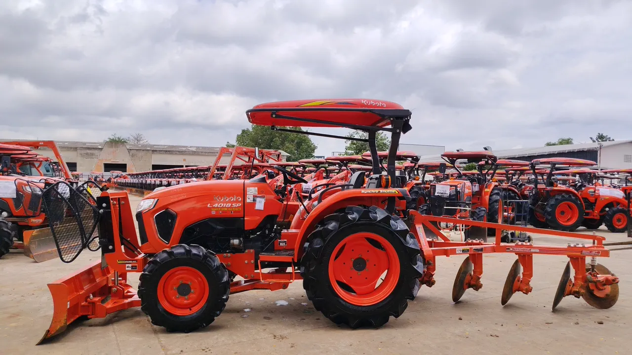 2024 Kubota L4018SP – Exterior
