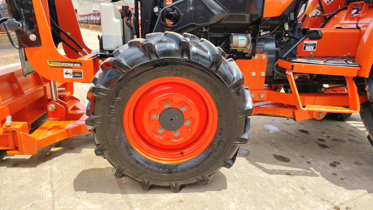 2024 Kubota L4018SP – Exterior