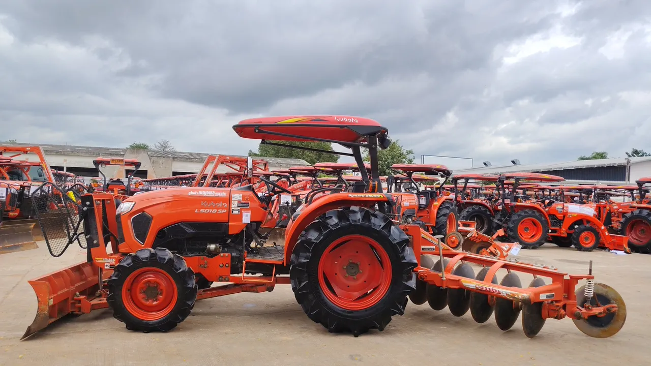 2025 Kubota L5018SP – Exterior