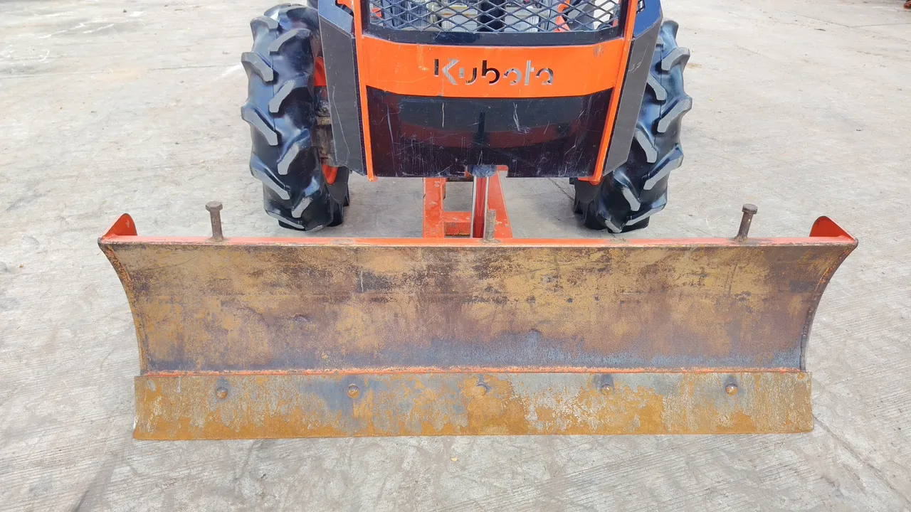 2025 Kubota L4028 – Exterior