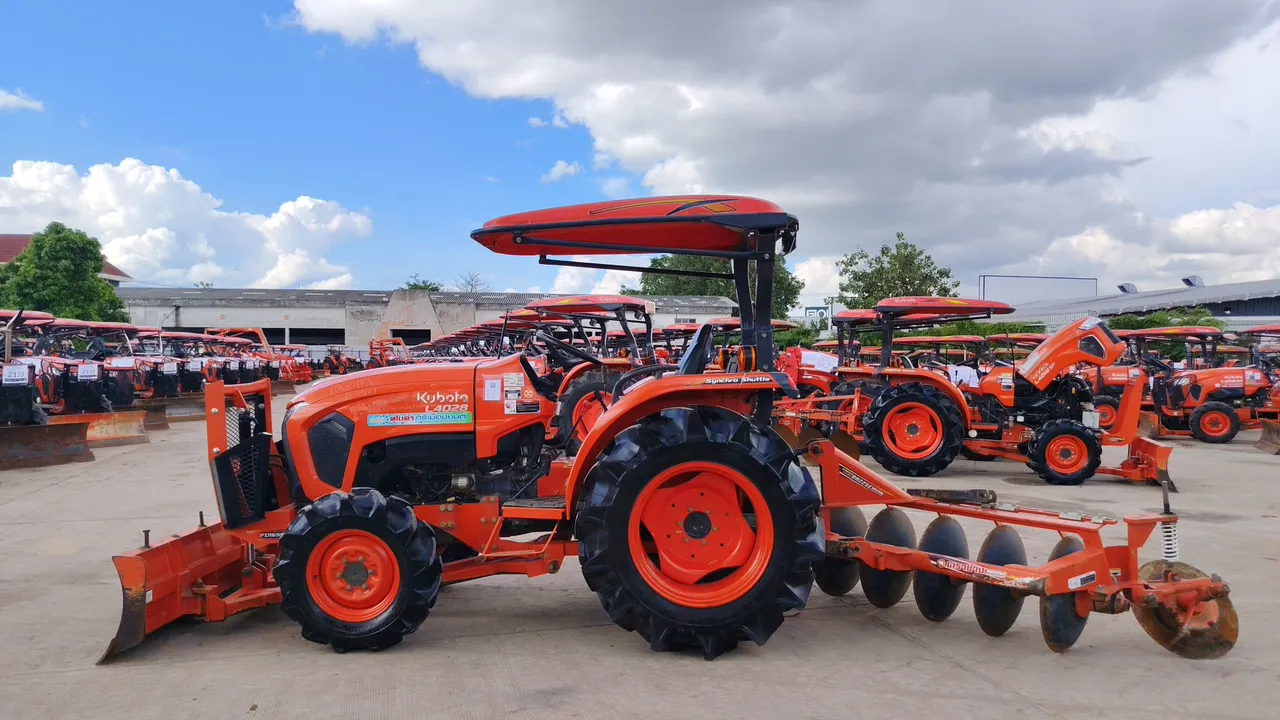 2025 Kubota L4028 – Exterior