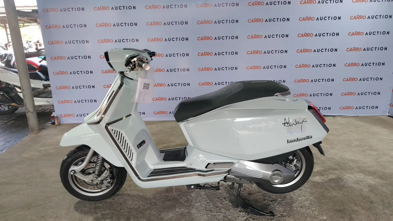 2023 Lambretta X300 – Side