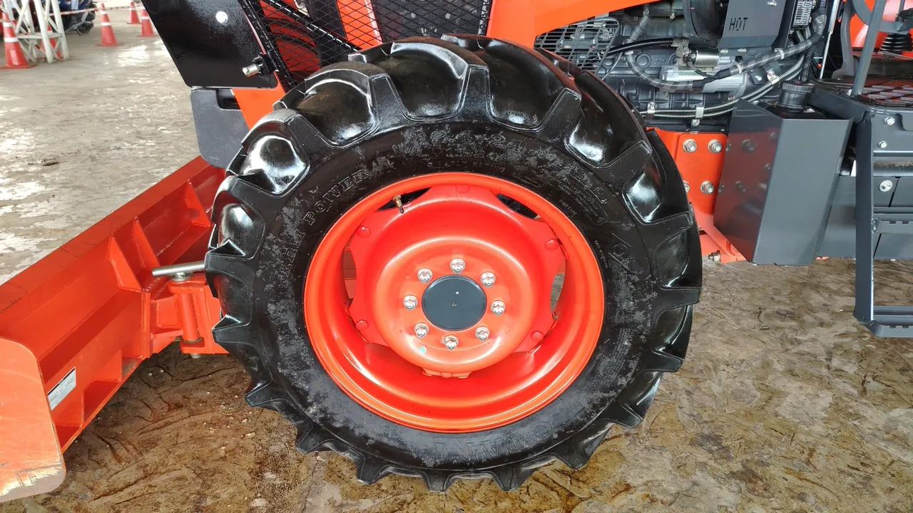 Kubota M7508 – Exterior