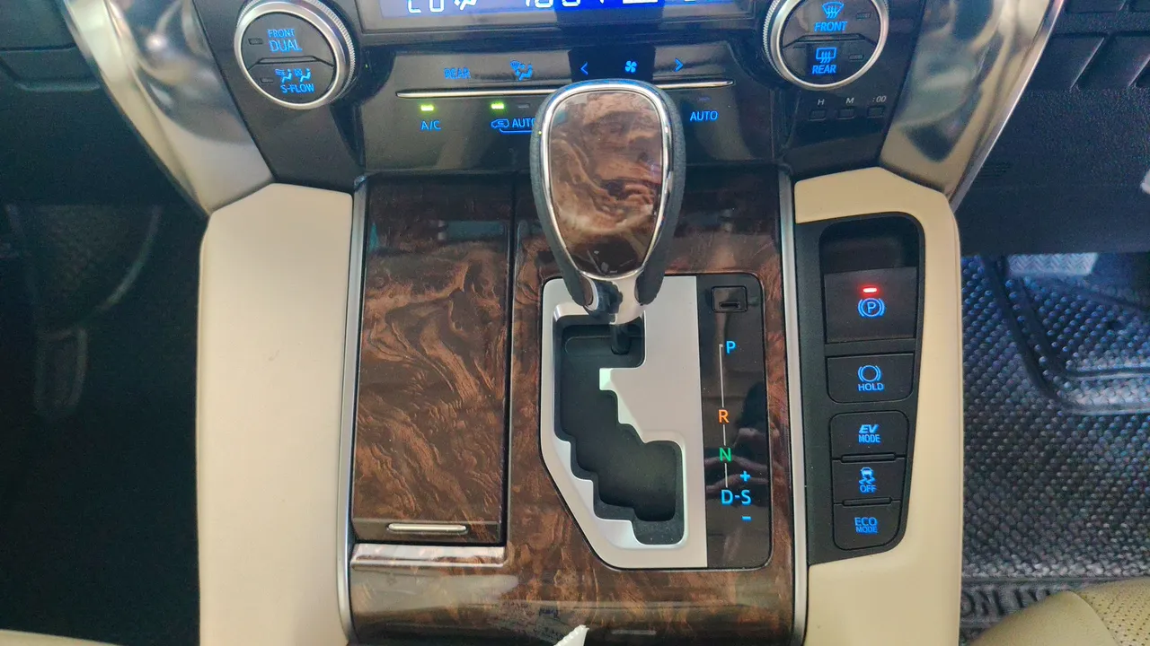 2023 Toyota Alphard – Exterior