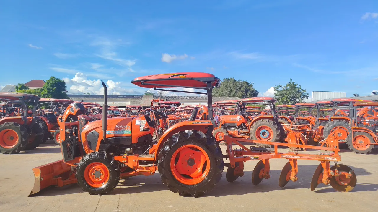 2025 Kubota L4028 – Exterior