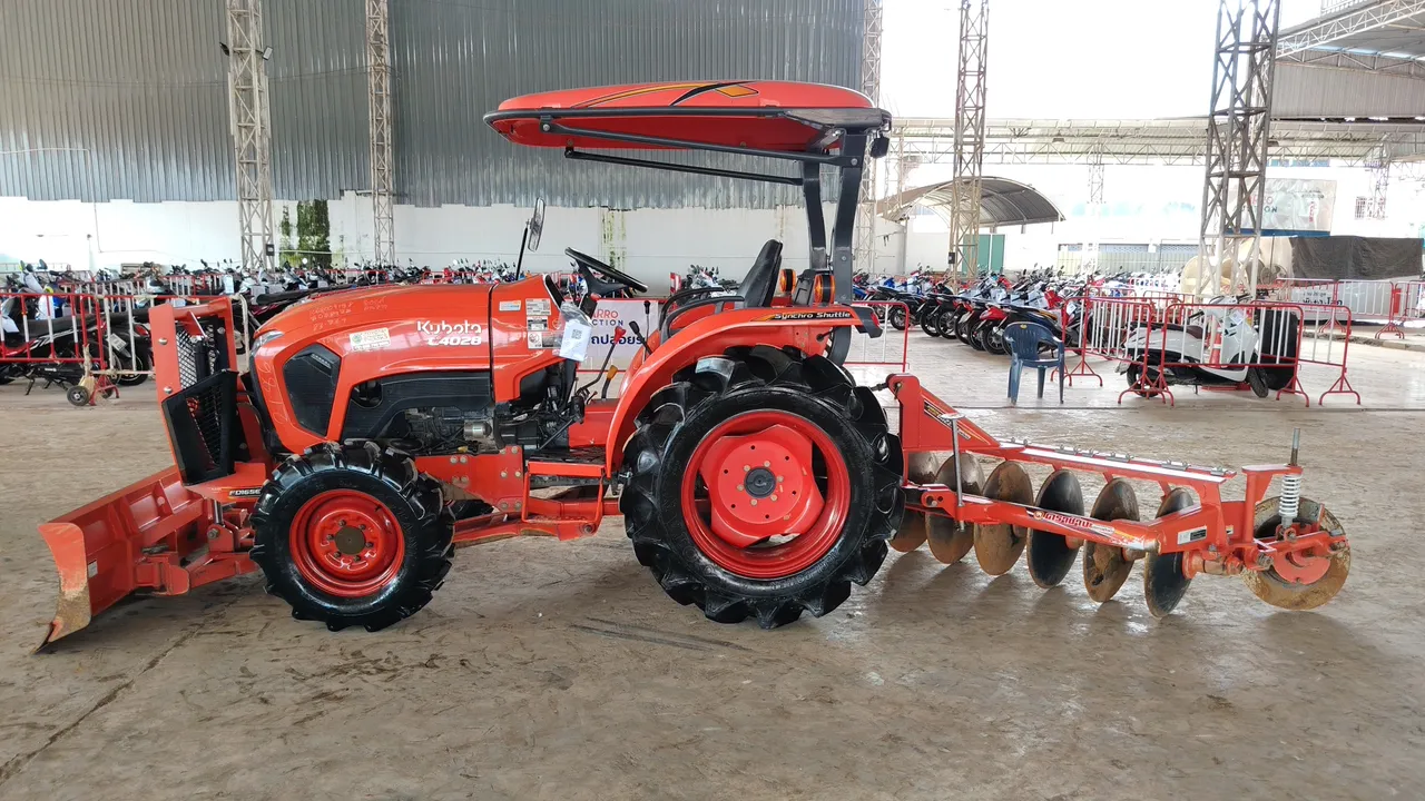 2025 Kubota L4028 – Side
