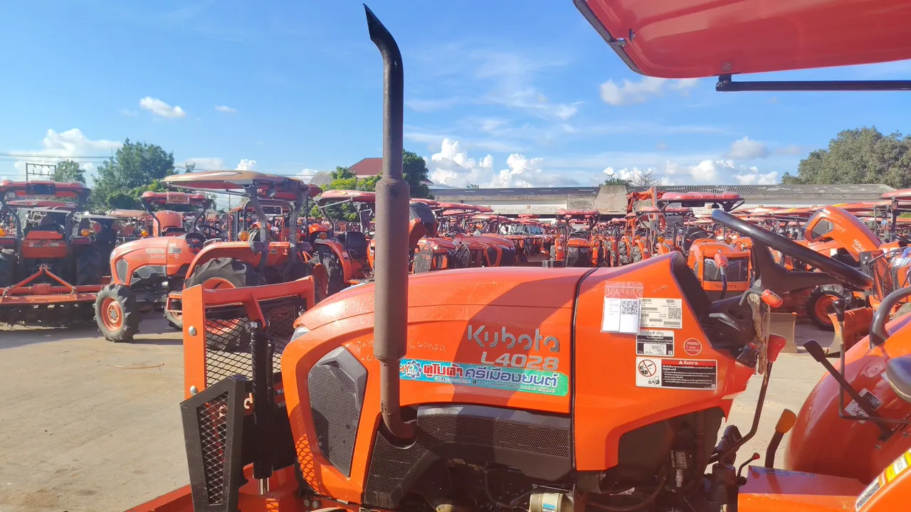 2025 Kubota L4028 – Exterior