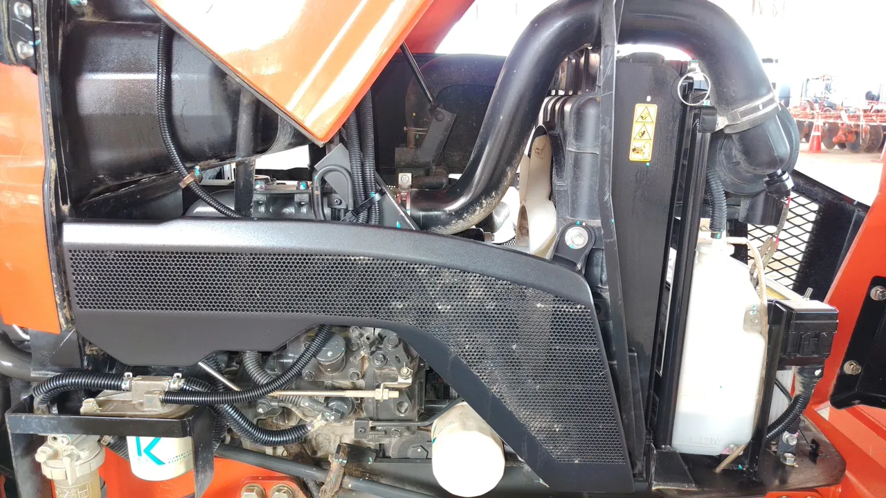 2025 Kubota L4028 – Engine
