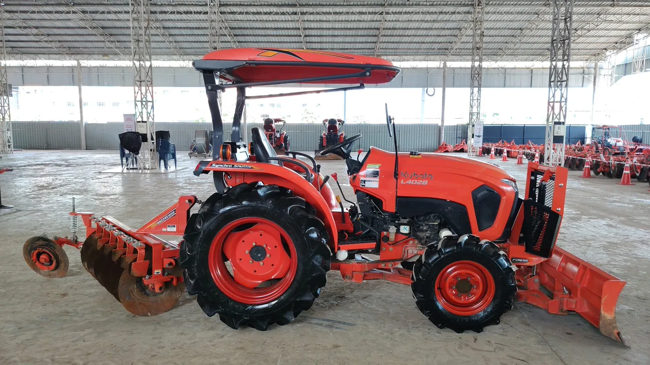 2025 Kubota L4028 – Side