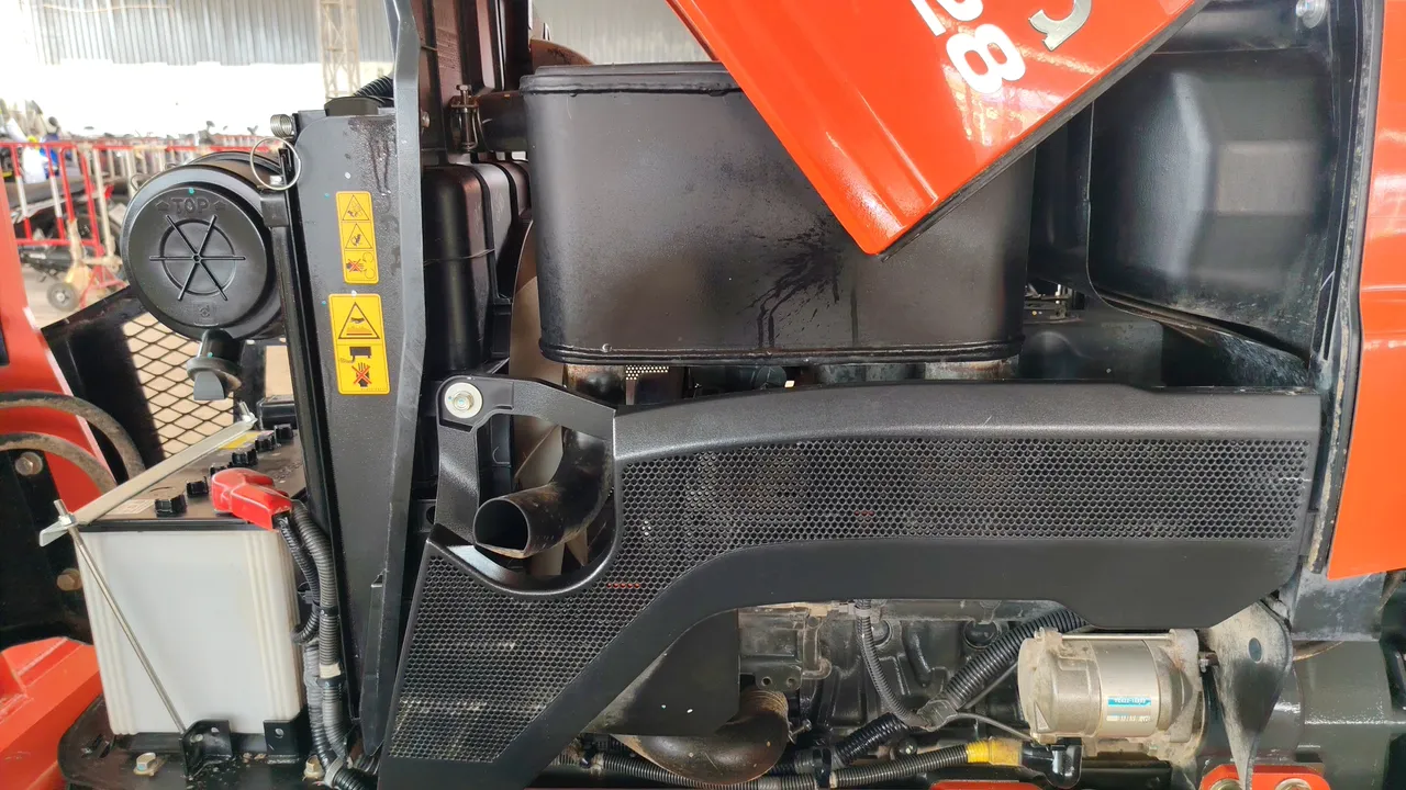 2025 Kubota L4028 – Engine