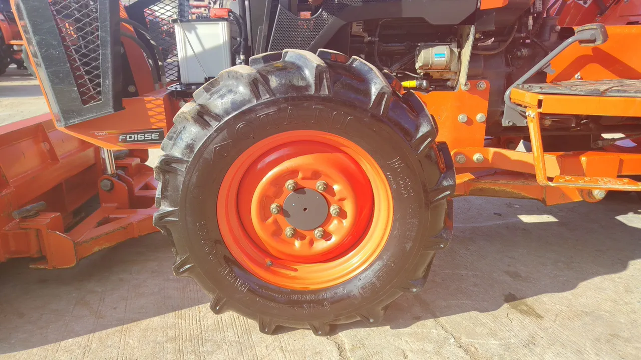 2025 Kubota L4028 – Exterior