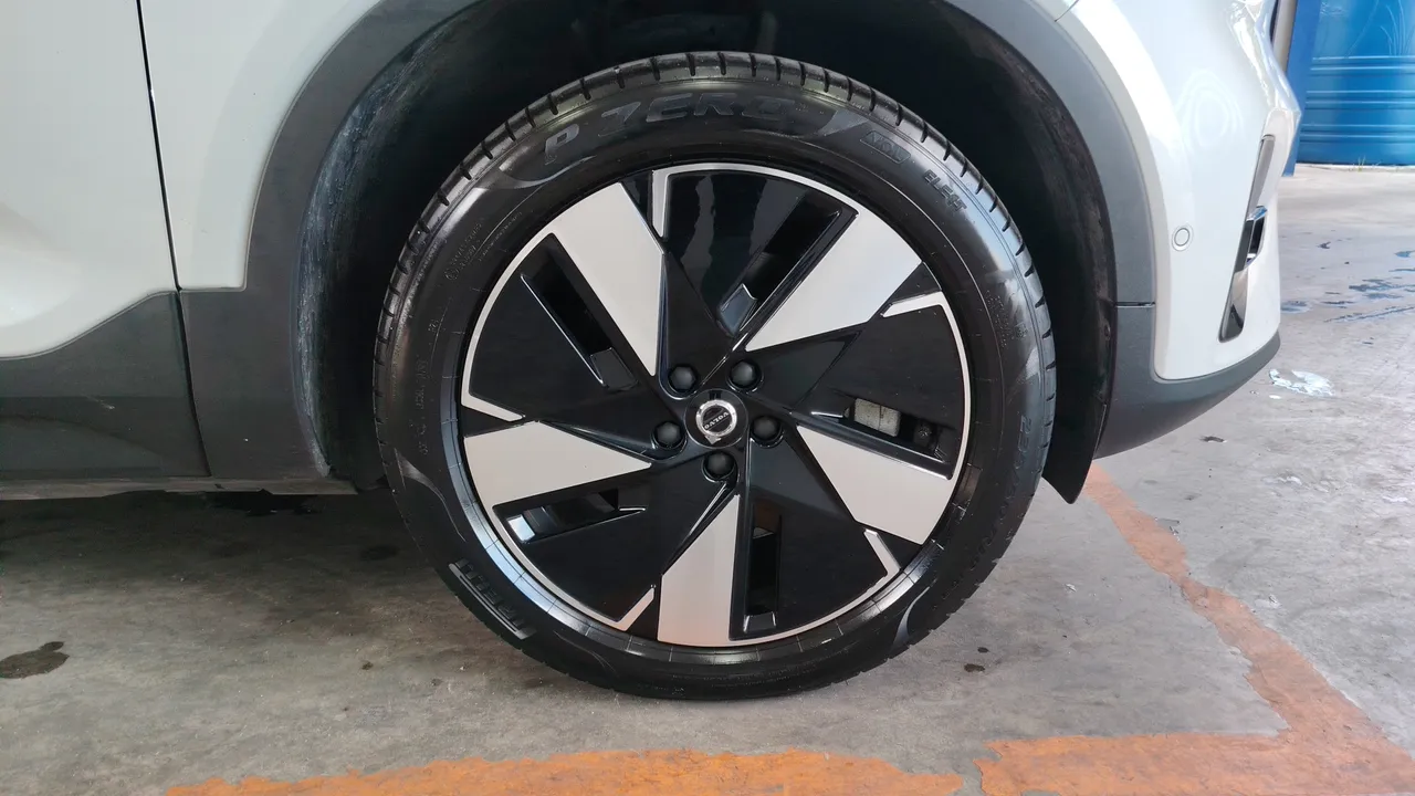 2024 Volvo EX40 – Exterior