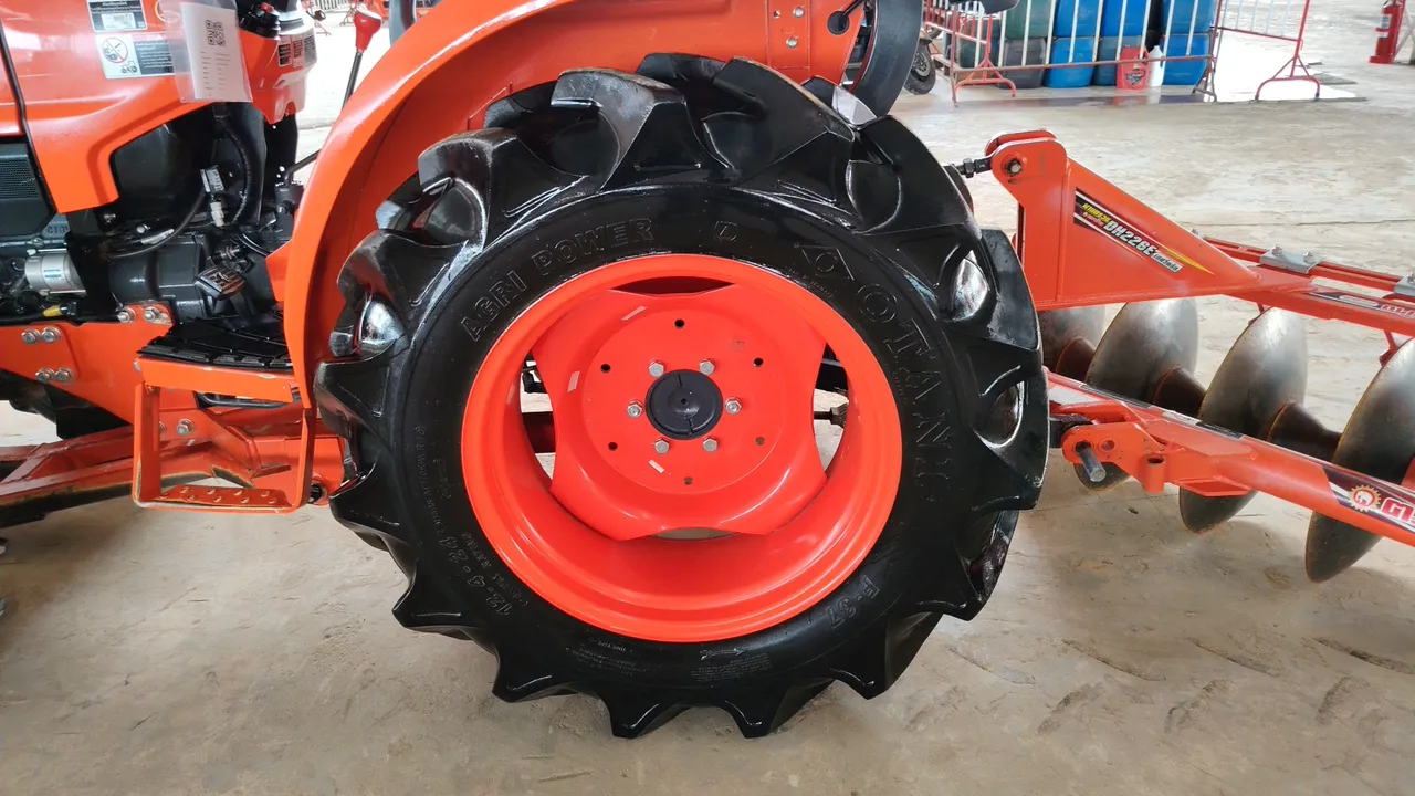 2025 Kubota L4028 – Wheel