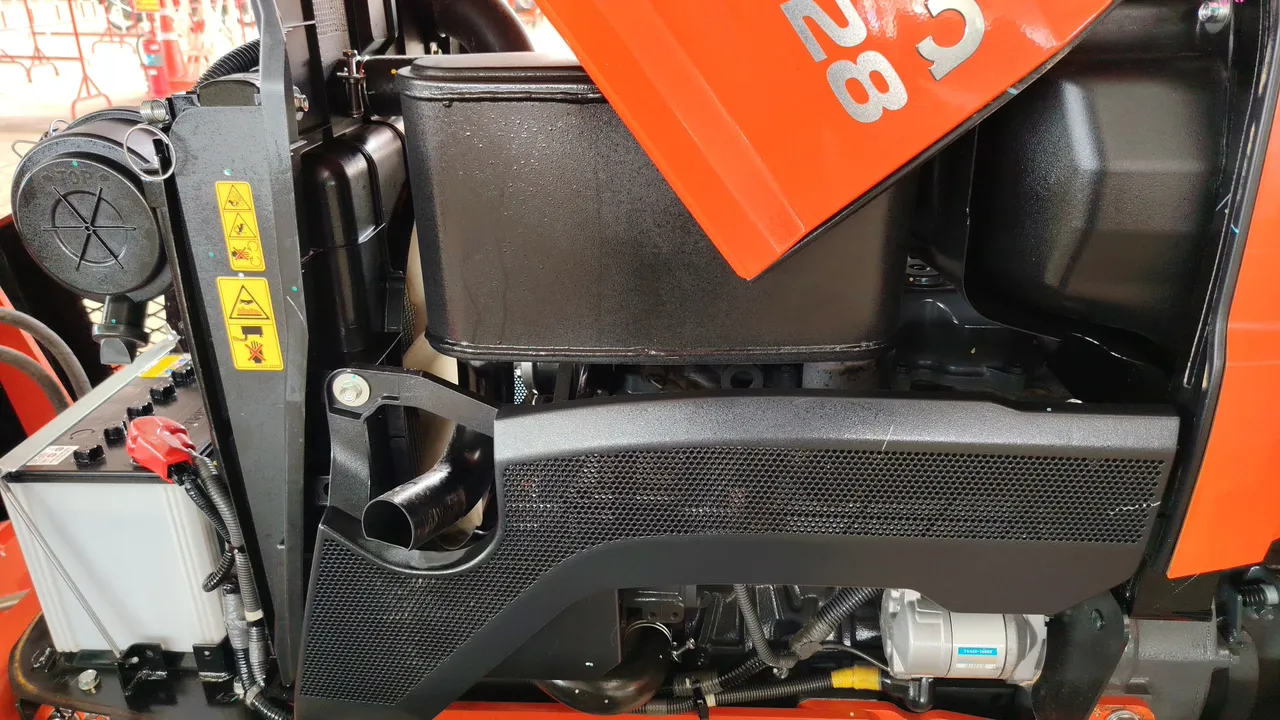 2025 Kubota L4028 – Engine