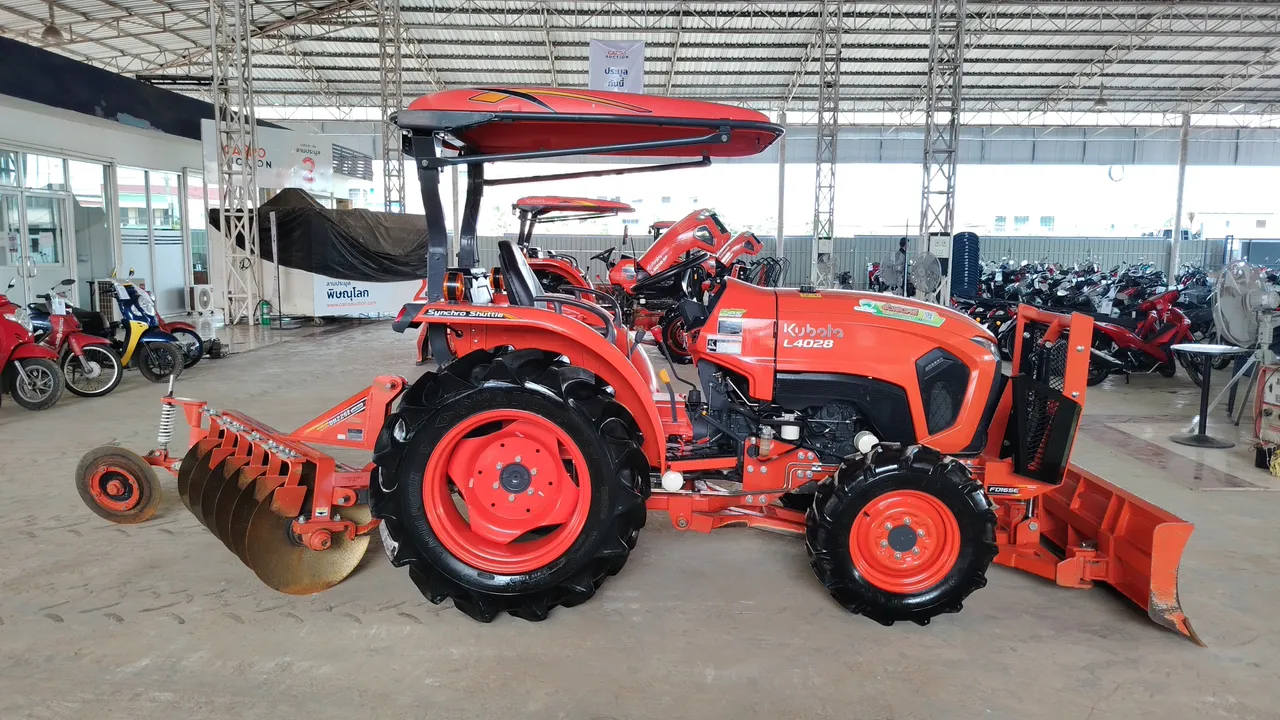 2025 Kubota L4028 – Side